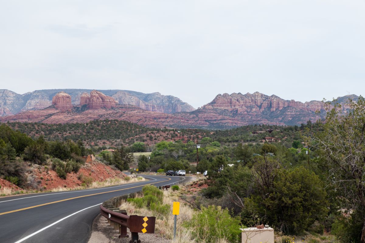 Sedona Meditation: A Guide to Finding Inner Peace in the Red Rocks Retreat